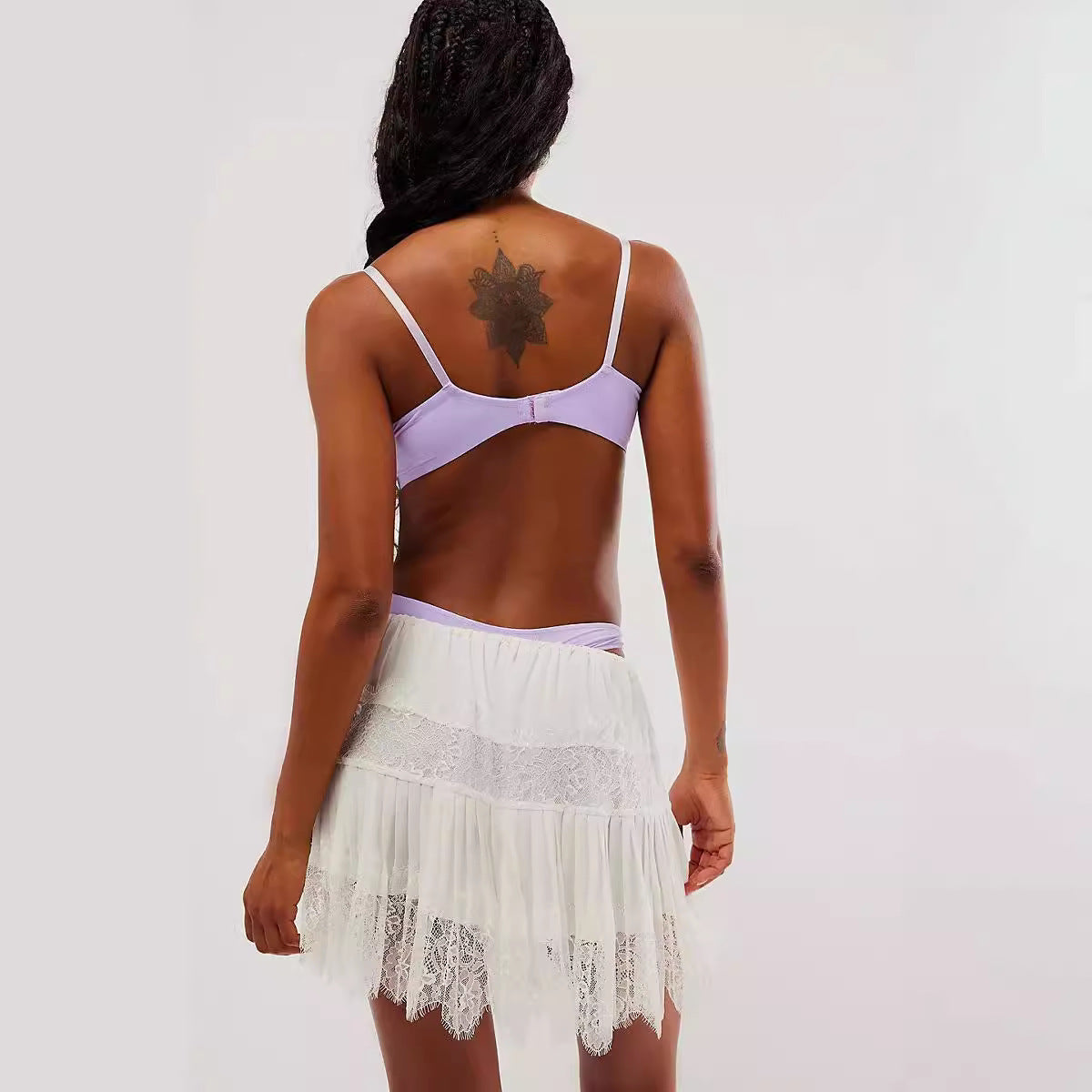 Carly – Jupe en Dentelle Taille Haute avec Ourlet