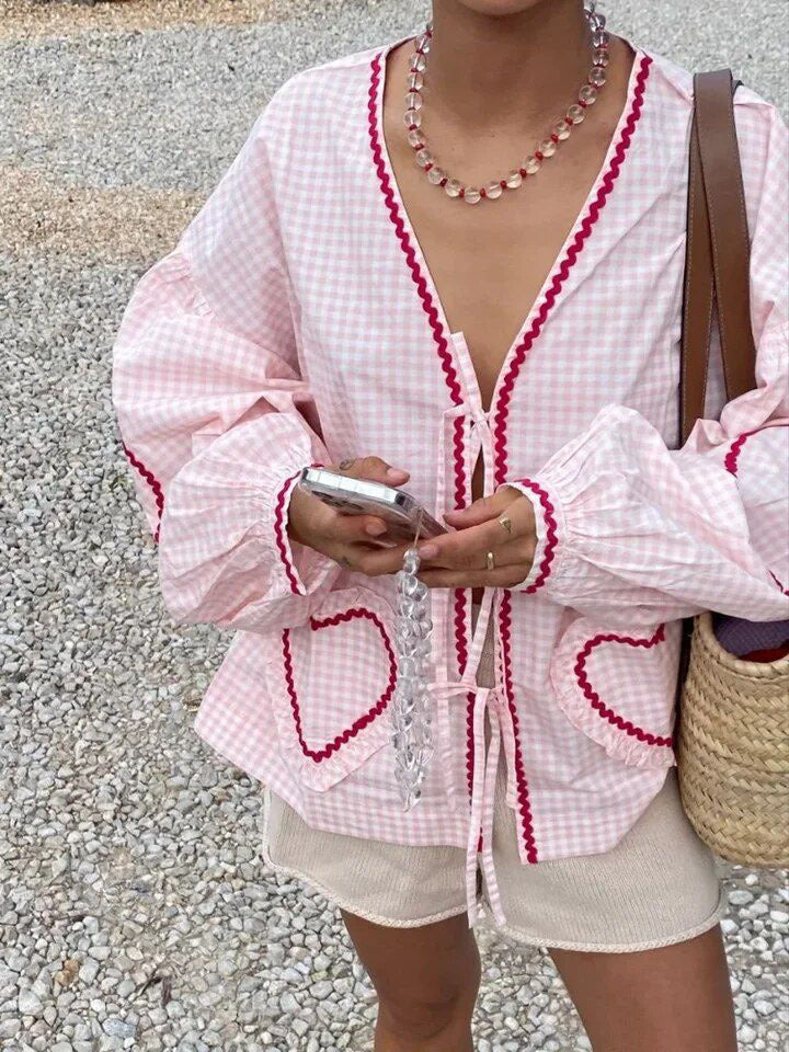 Rachel – Chemise à Carreaux Col V avec Poche Cœur Manches Longues