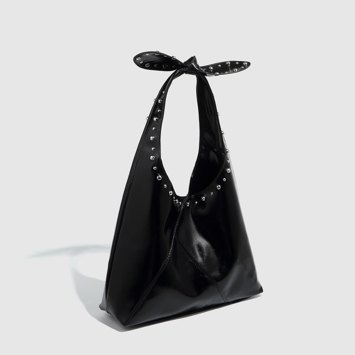 Leah – Sac Seau pour Femme avec Rivets et Nœud