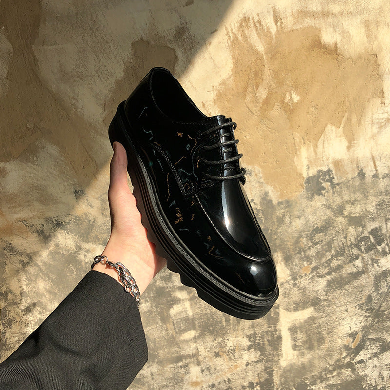 Bruce – Chaussures Basses Épaisses en Cuir Vegan Brillant