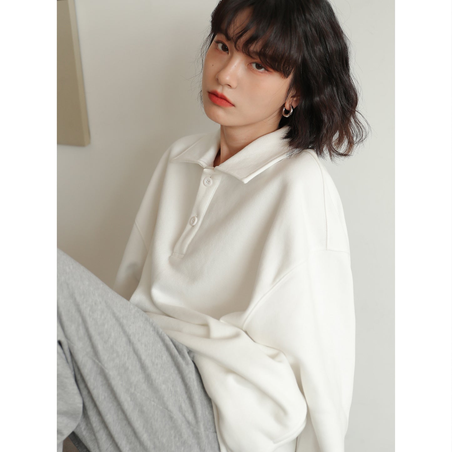 Linda – Pull Blanc Ample Style Coréen avec Col Polo et Capuche