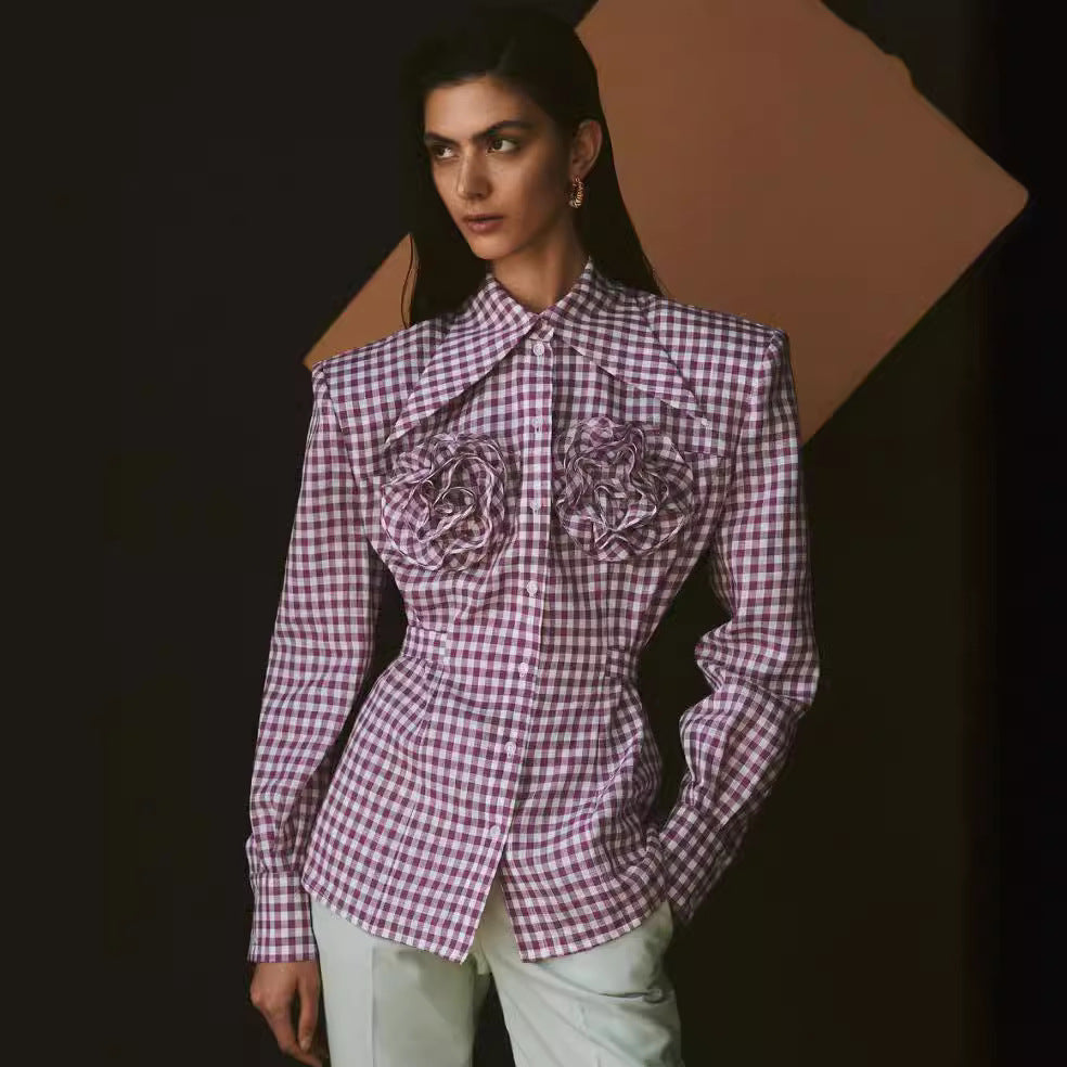 Wendy – Chemise à Épaulettes et Col à Pointe Large avec Fleur Décorative