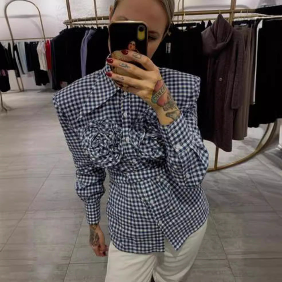 Wendy – Chemise à Épaulettes et Col à Pointe Large avec Fleur Décorative