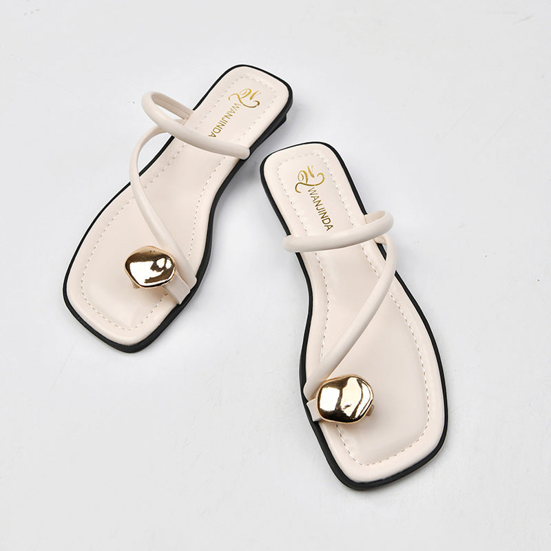 Sue – Sandales à Talon Épais avec Bouton Doré et Coin Petit