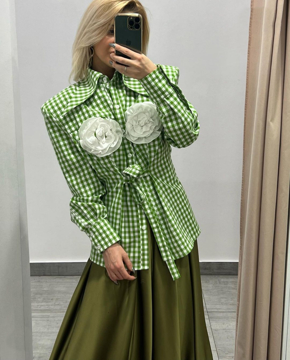 Wendy – Chemise à Épaulettes et Col à Pointe Large avec Fleur Décorative