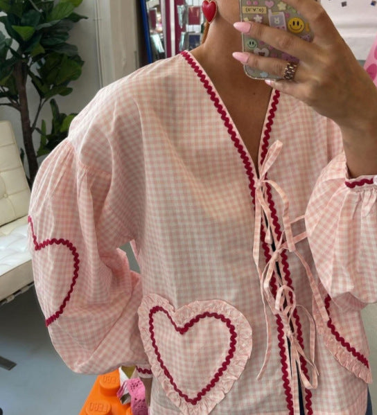 Rachel – Chemise à Carreaux Col V avec Poche Cœur Manches Longues