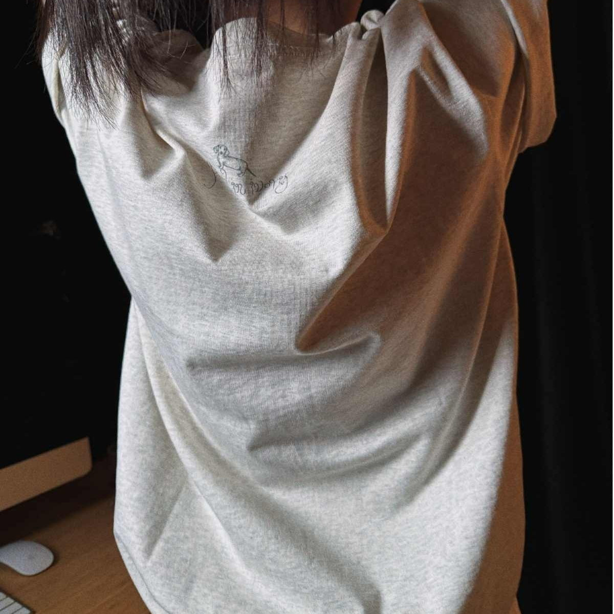 Anne – T-shirt Neutre Américain en Coton Gris Chiné avec Motif Animalier