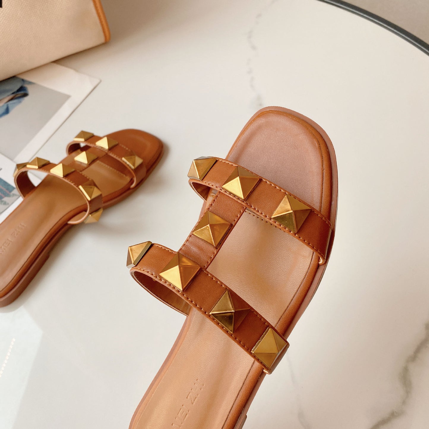 Margaret – Mules Plates Rivetées Tendance pour Plage