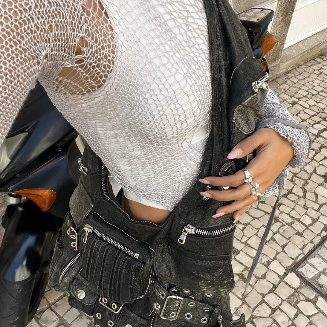 Claire – Sac messager à bandoulière large nouée multi-poches foncé