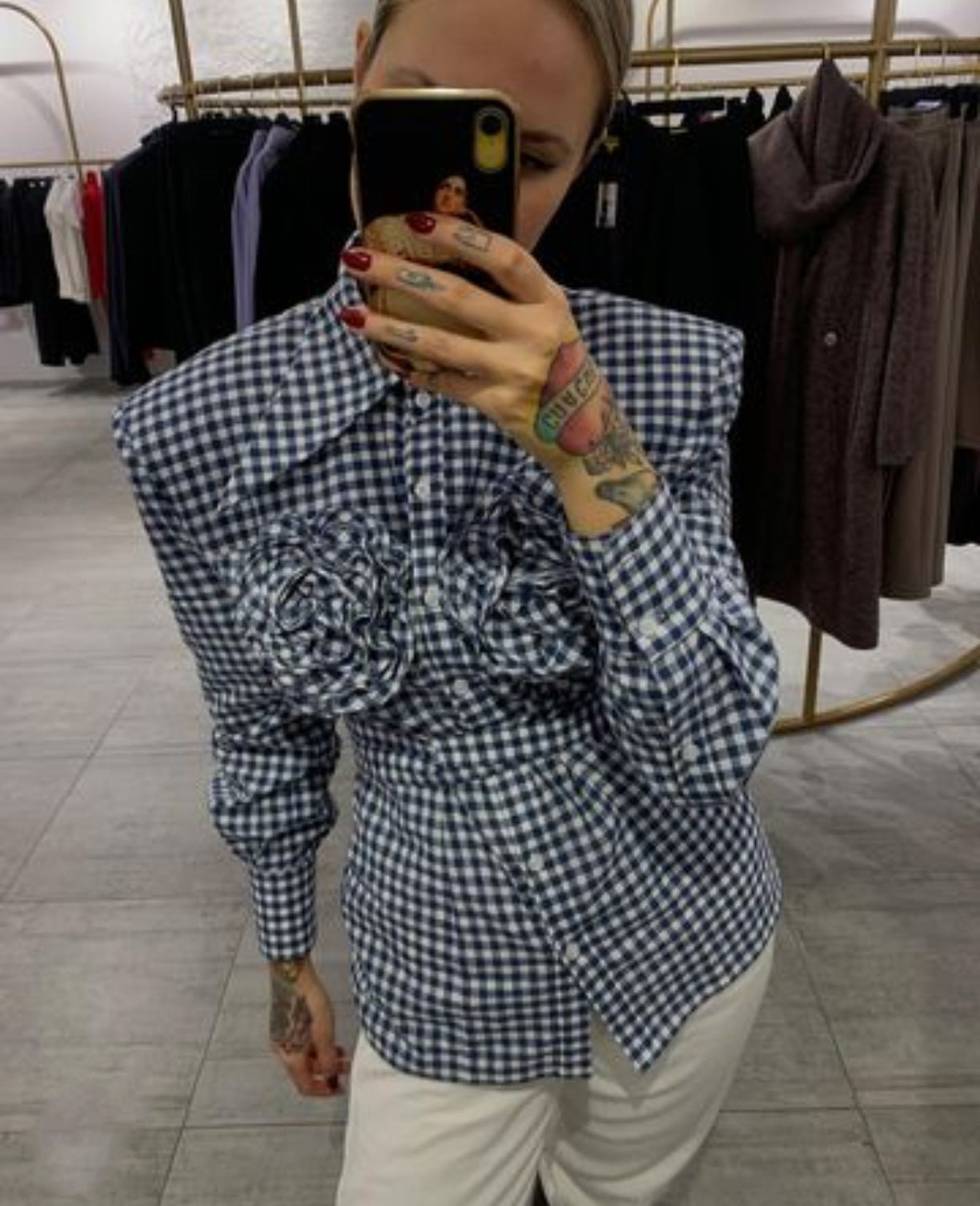 Wendy – Chemise à Épaulettes et Col à Pointe Large avec Fleur Décorative