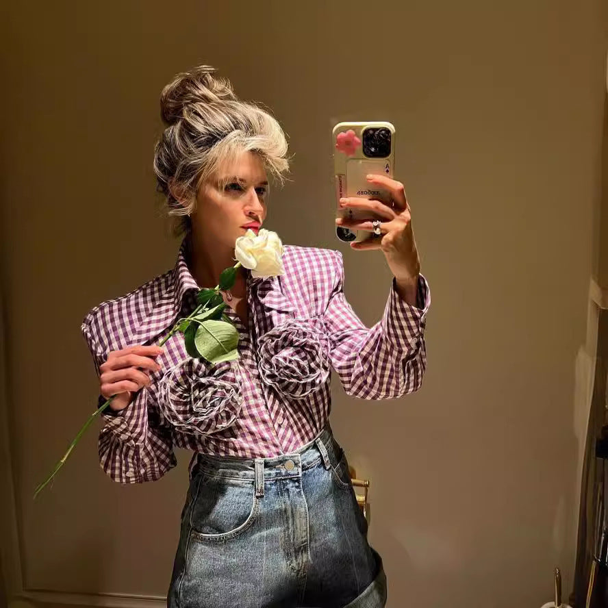 Wendy – Chemise à Épaulettes et Col à Pointe Large avec Fleur Décorative