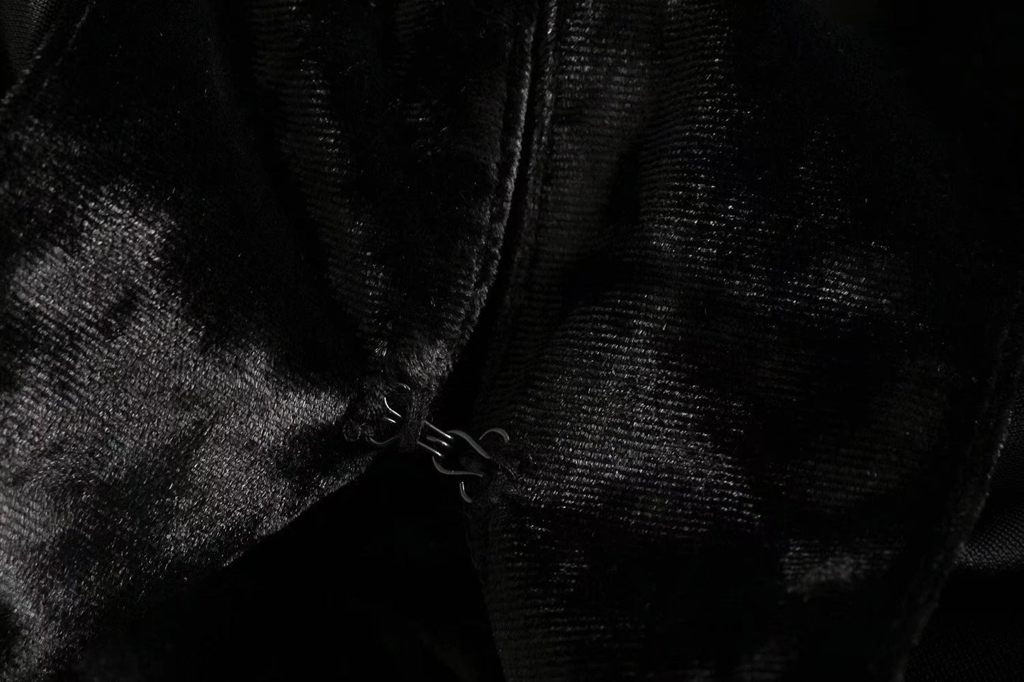 Betty – Robe plissée à manches longues en velours avec épaulettes