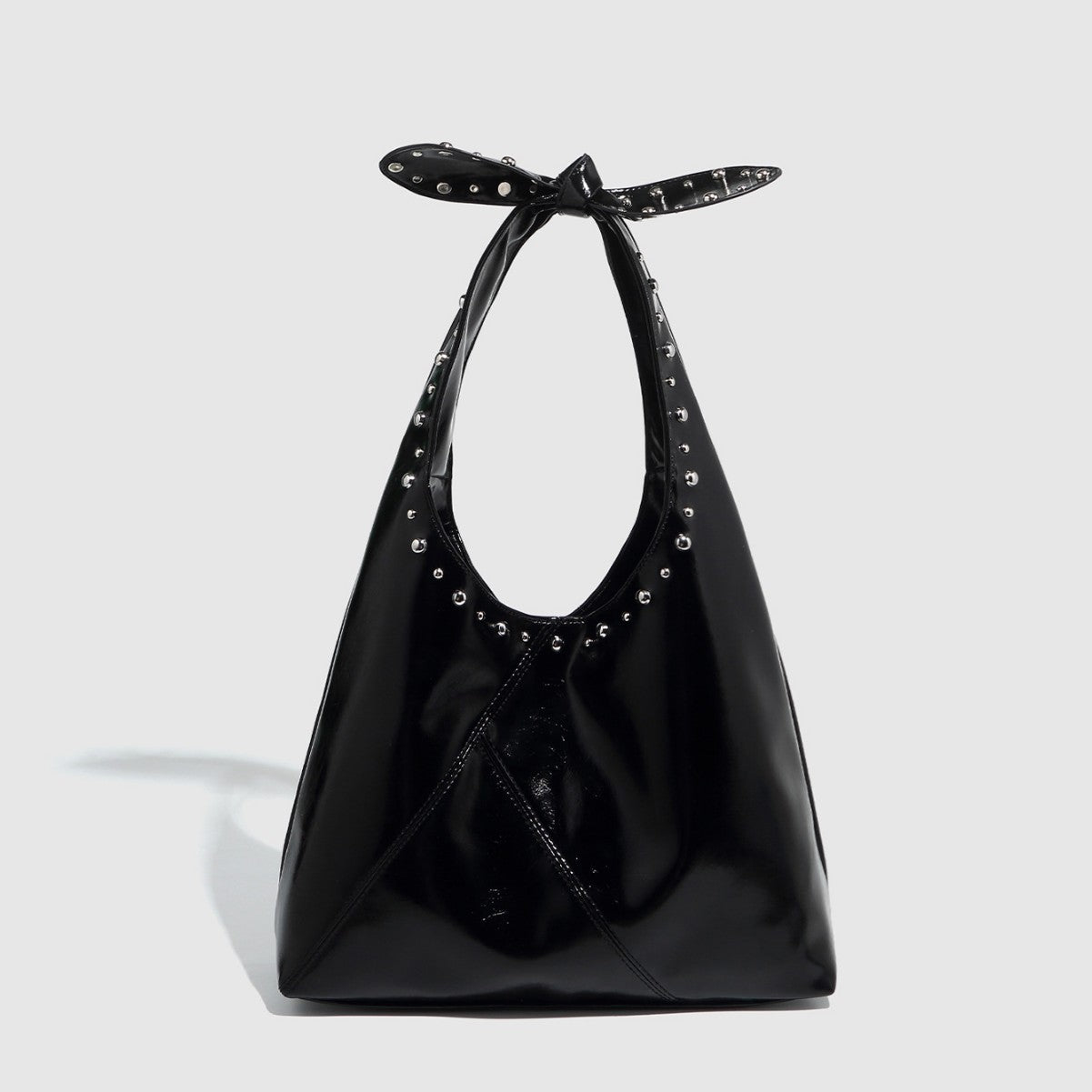 Leah – Sac Seau pour Femme avec Rivets et Nœud