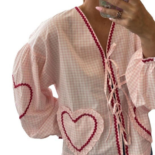 Rachel – Chemise à Carreaux Col V avec Poche Cœur Manches Longues