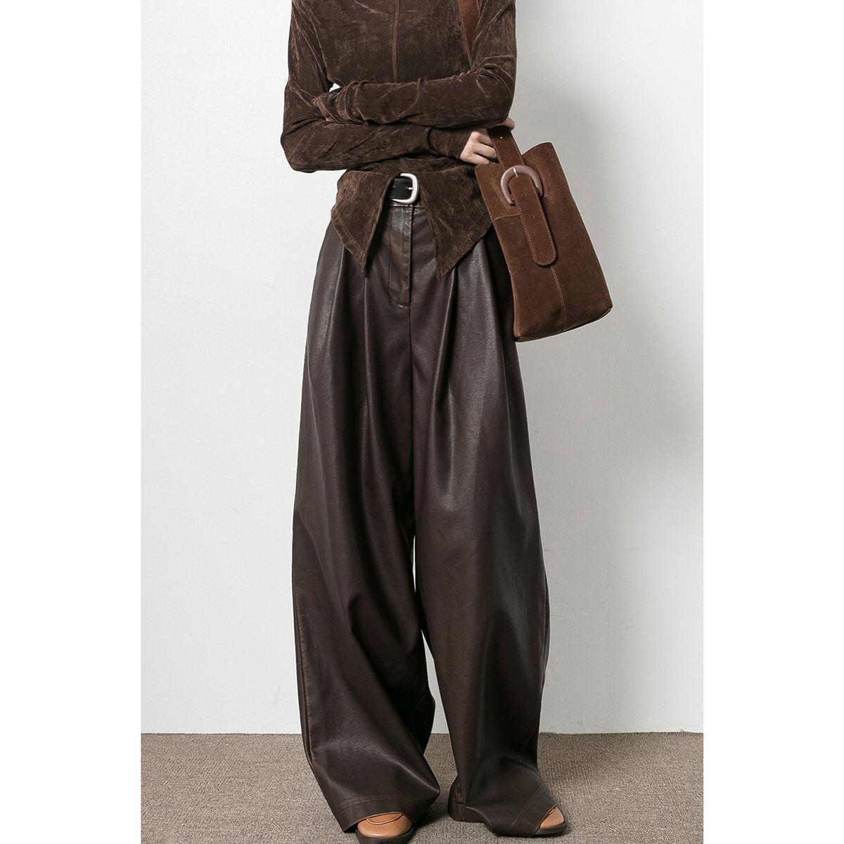 Lynda – Pantalon Plissé en Cuir Vegan Marron Vintage