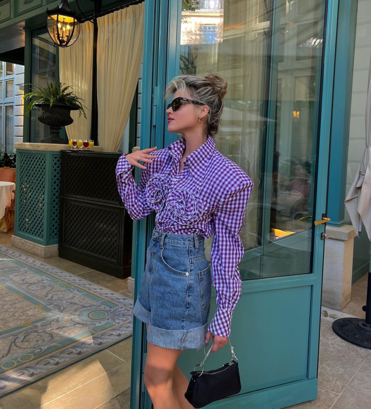 Wendy – Chemise à Épaulettes et Col à Pointe Large avec Fleur Décorative