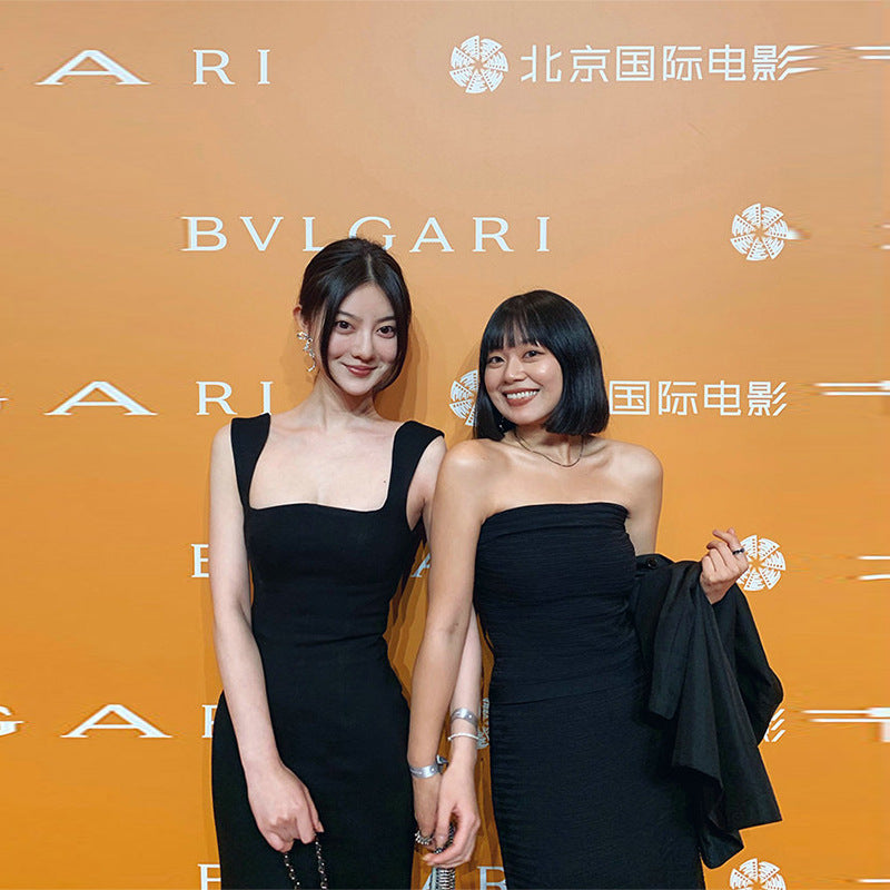 Margaret – Robe Slim Mi-longue à Col Carré Noir