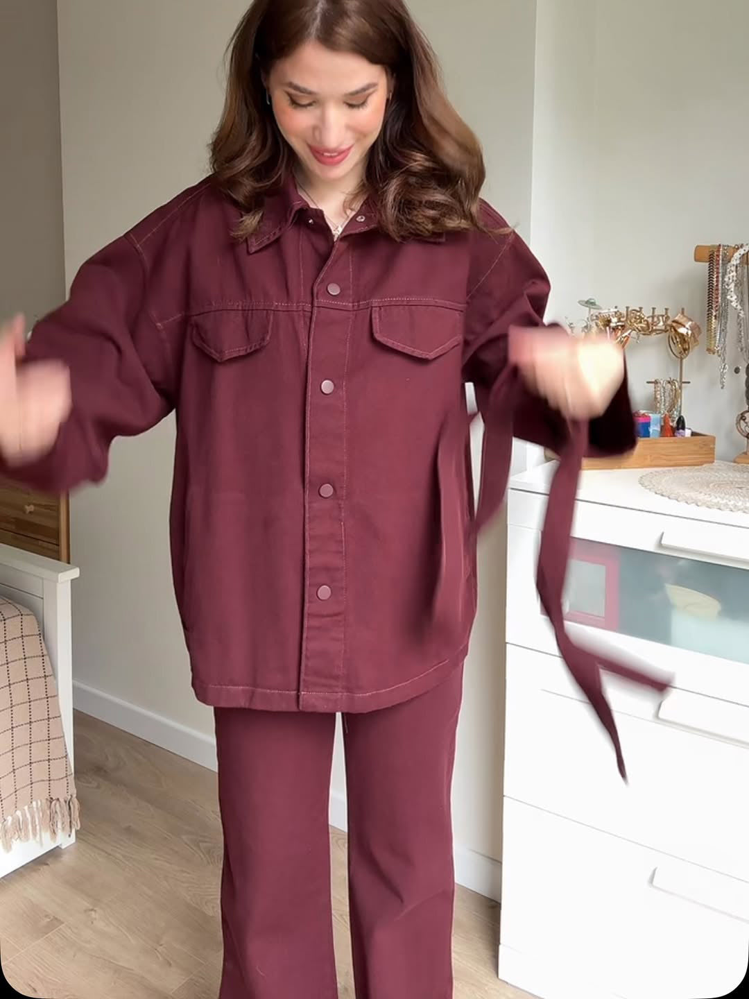 Ruby – Costume Veste Ceinturée et Pantalon Taille Haute Bordeaux