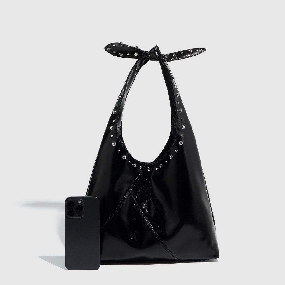 Leah – Sac Seau pour Femme avec Rivets et Nœud