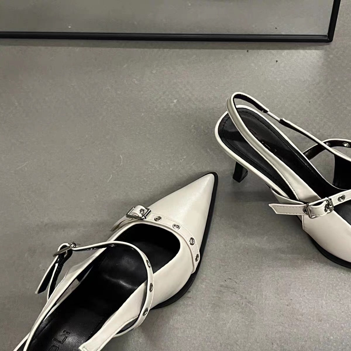 Emma – Talons Épais à Bride Cheville et Bout Pointu
