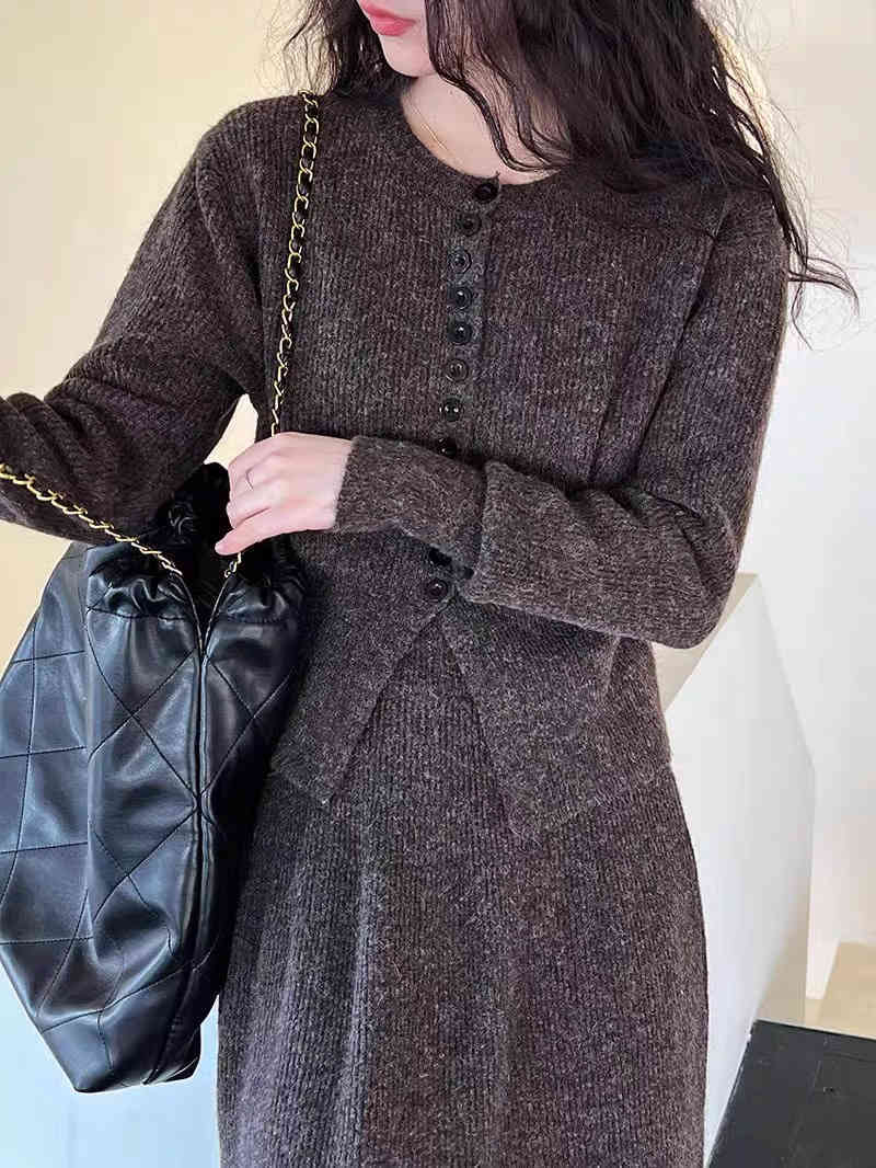Diana – Ensemble Deux Pièces Cardigan et Jupe