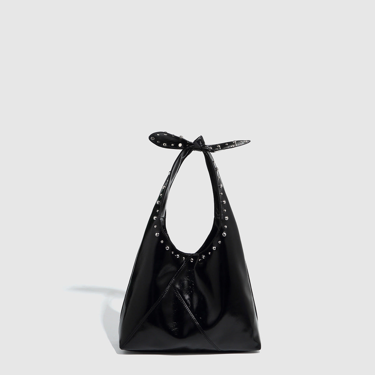 Leah – Sac Seau pour Femme avec Rivets et Nœud