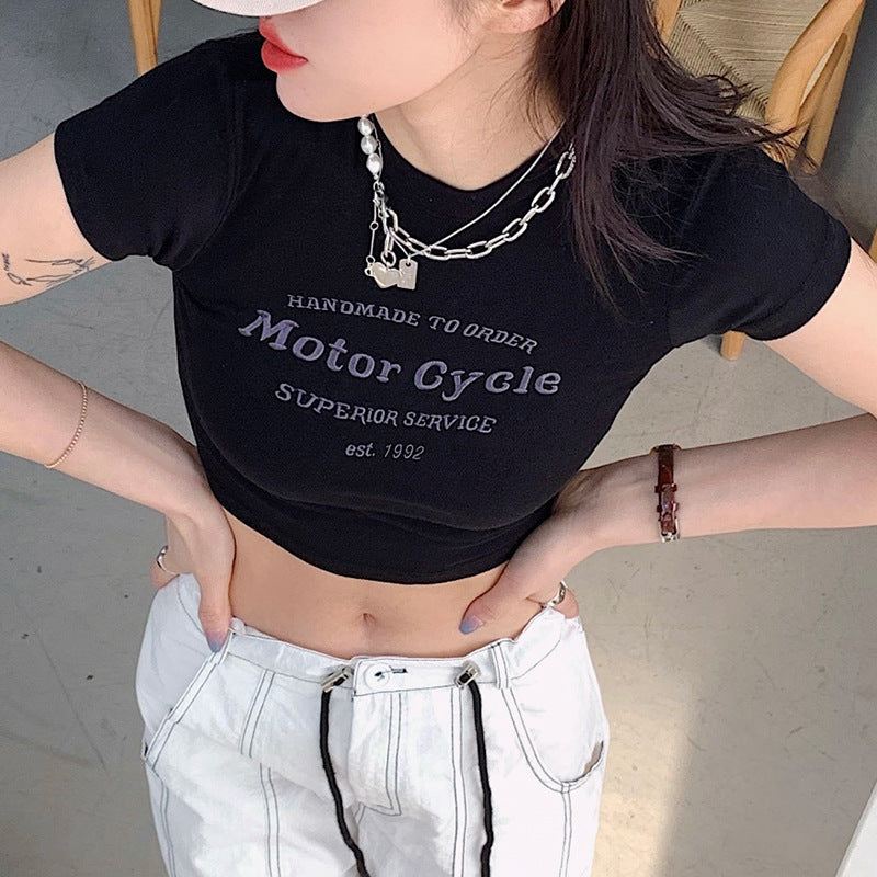 Christine – T-shirt à Broderie Lettre Style Épicé