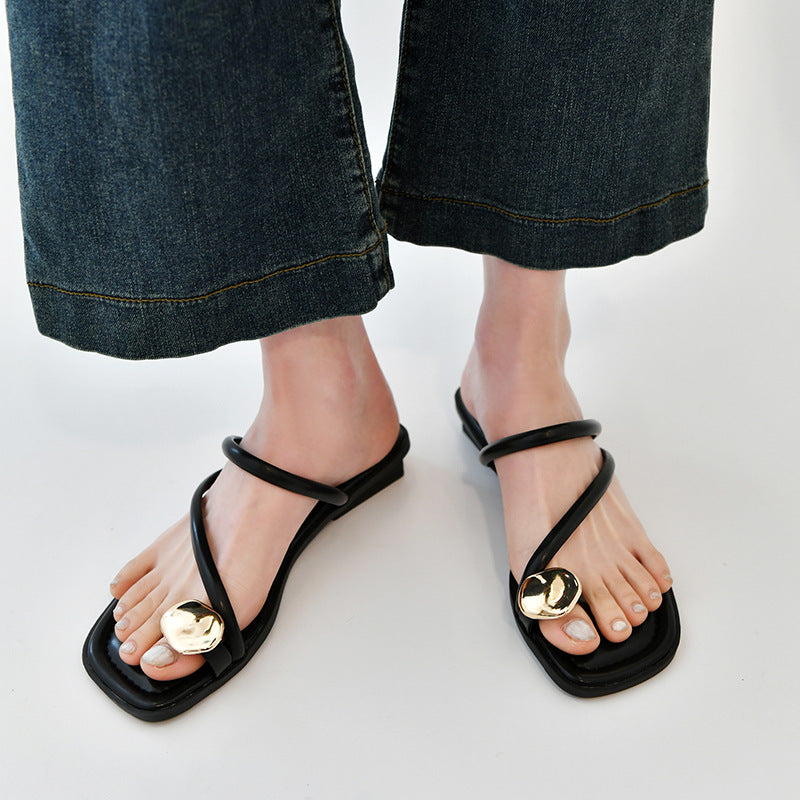 Sue – Sandales à Talon Épais avec Bouton Doré et Coin Petit