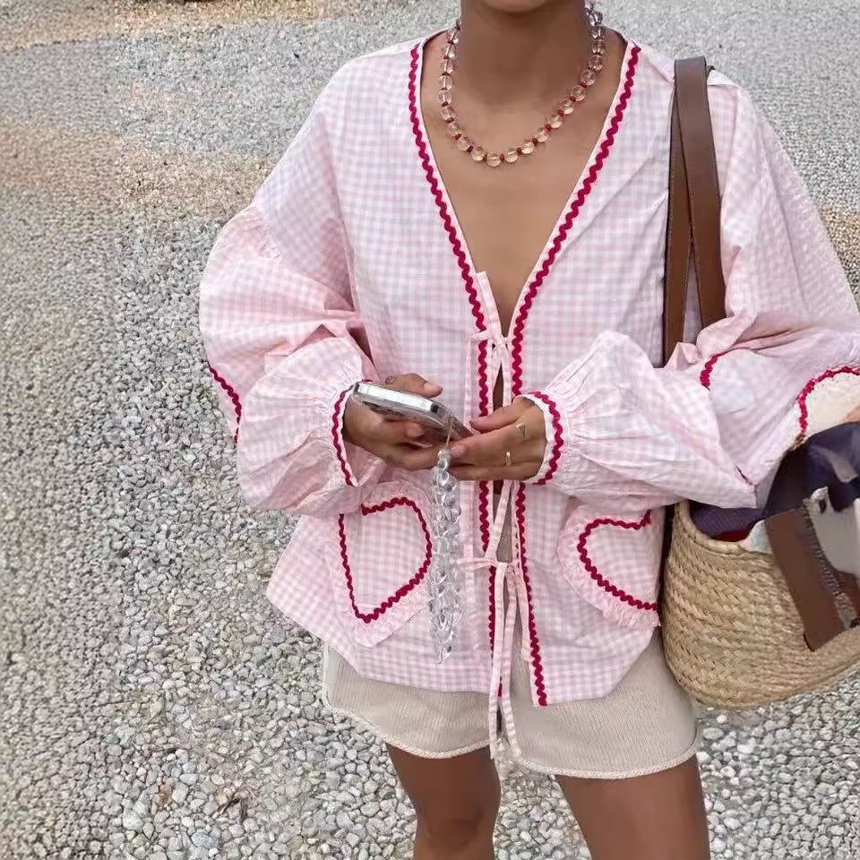 Rachel – Chemise à Carreaux Col V avec Poche Cœur Manches Longues