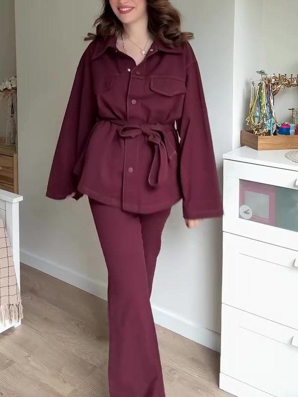 Ruby – Costume Veste Ceinturée et Pantalon Taille Haute Bordeaux