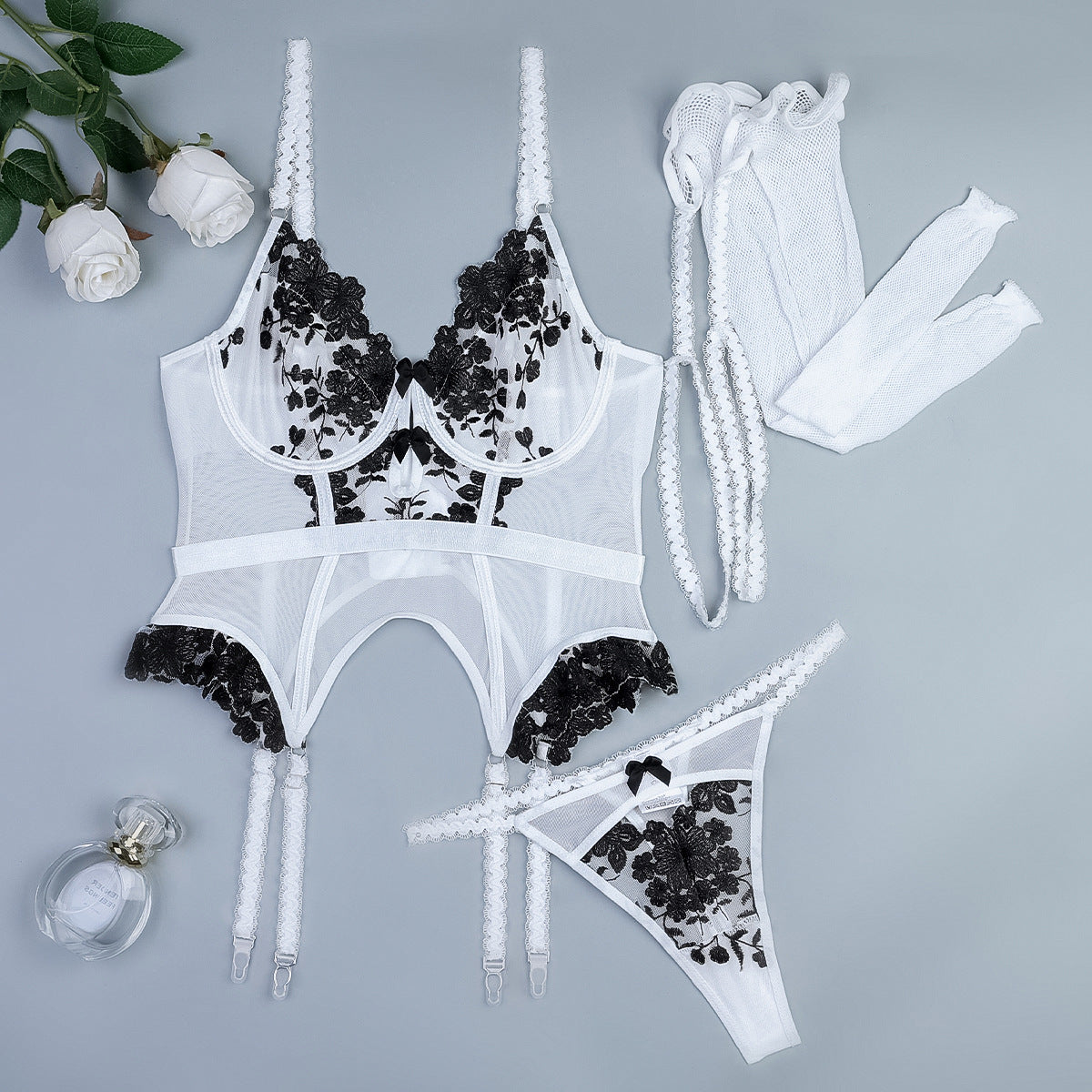 Rose – Lingerie avec Broderie Fleur et Ceinture Noire et Blanche
