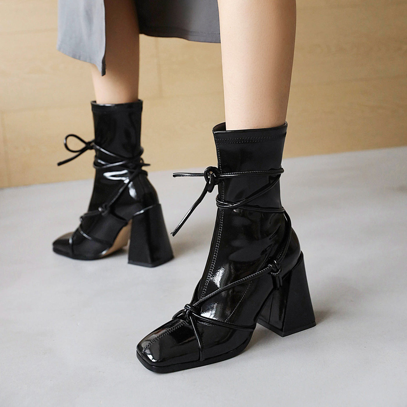 Mandy – Bottines à Lacets à Talons Épais et Tête Carrée pour Femmes