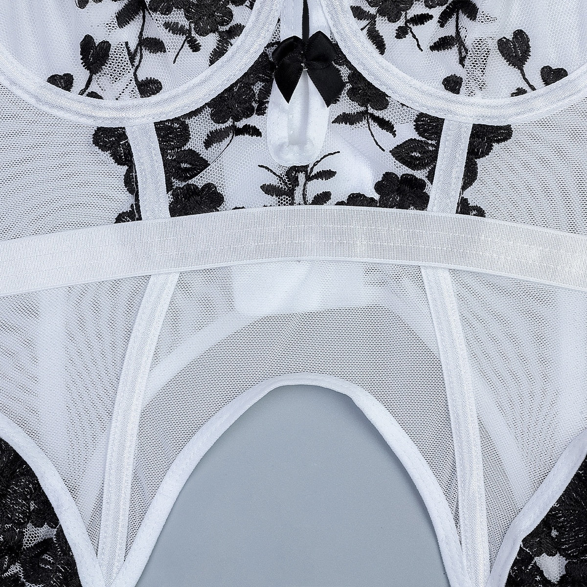 Rose – Lingerie avec Broderie Fleur et Ceinture Noire et Blanche