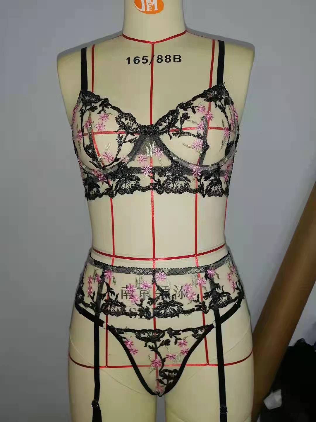 Jane – Ensemble de lingerie sexy en dentelle brodée avec anneau en acier