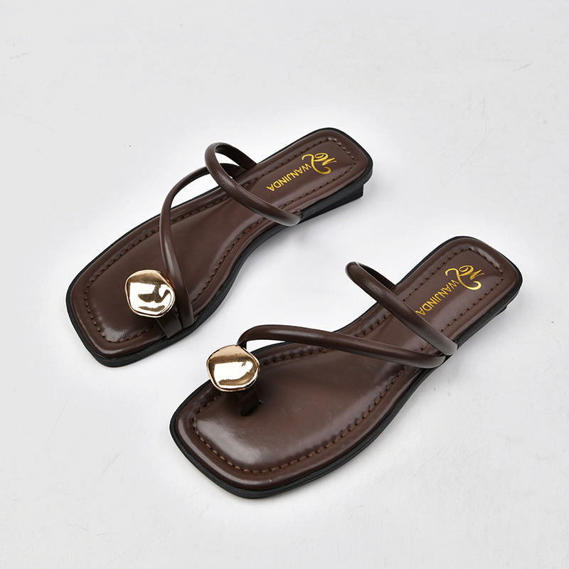 Sue – Sandales à Talon Épais avec Bouton Doré et Coin Petit