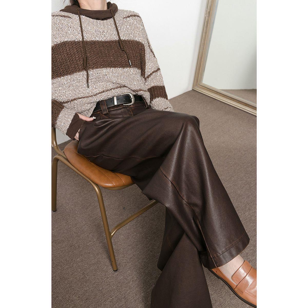 Lynda – Pantalon Plissé en Cuir Vegan Marron Vintage