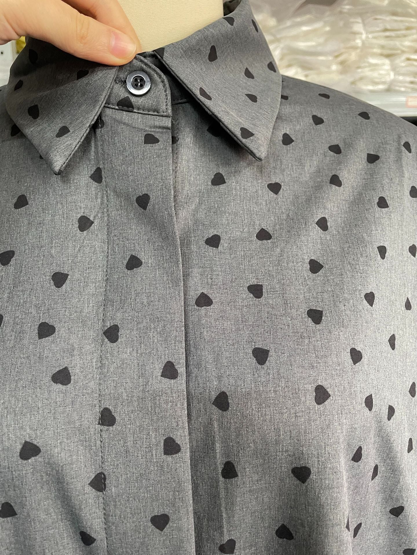 Joanne – Chemise à Imprimé Cœur Élégante
