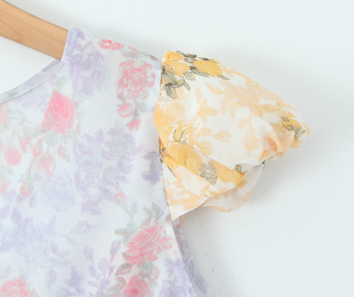 Lynda – Robe Mini à Col V en Chiffon Imprimé