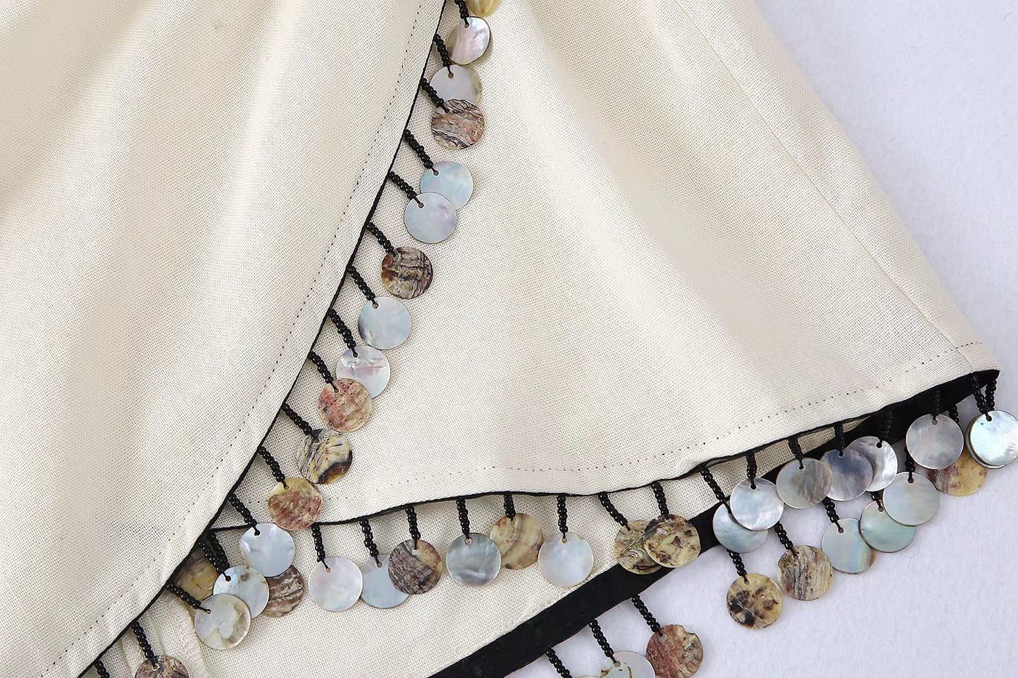 Adele – Jupe Portefeuille Enveloppante en Lin avec Perles