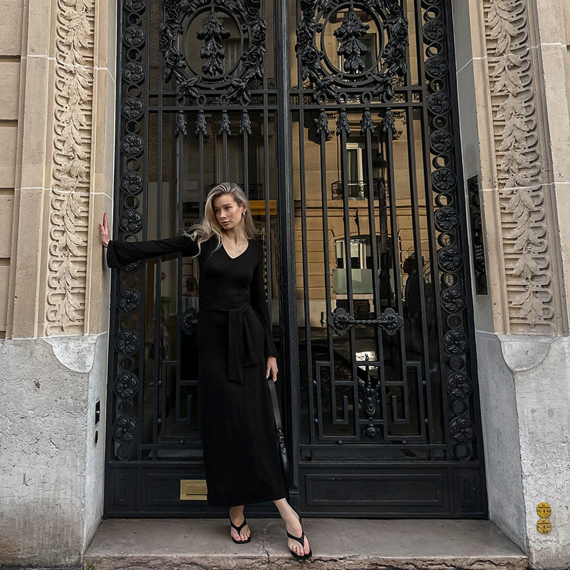 Julie – Robe à col en V avec ceinture en dentelle