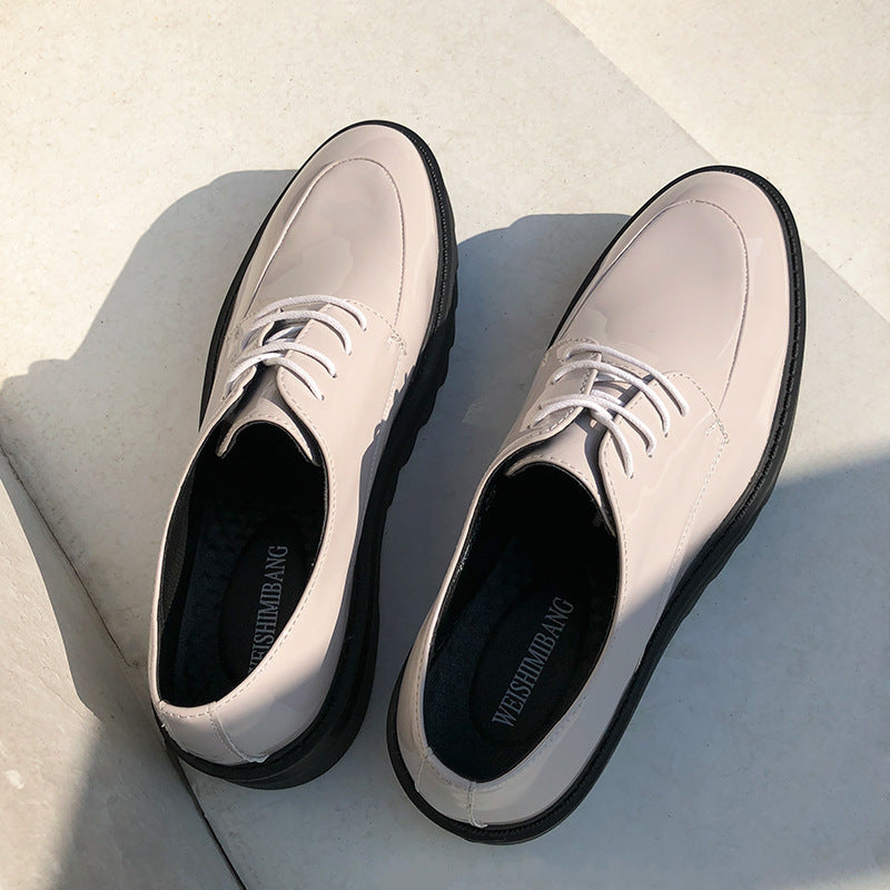 Bruce – Chaussures Basses Épaisses en Cuir Vegan Brillant
