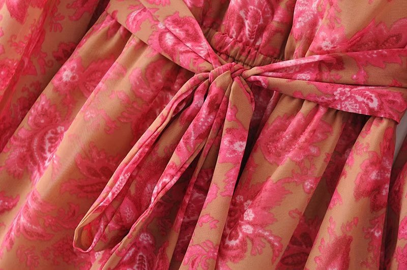 Katie – Robe à Manches Longues avec Ruban Rouge