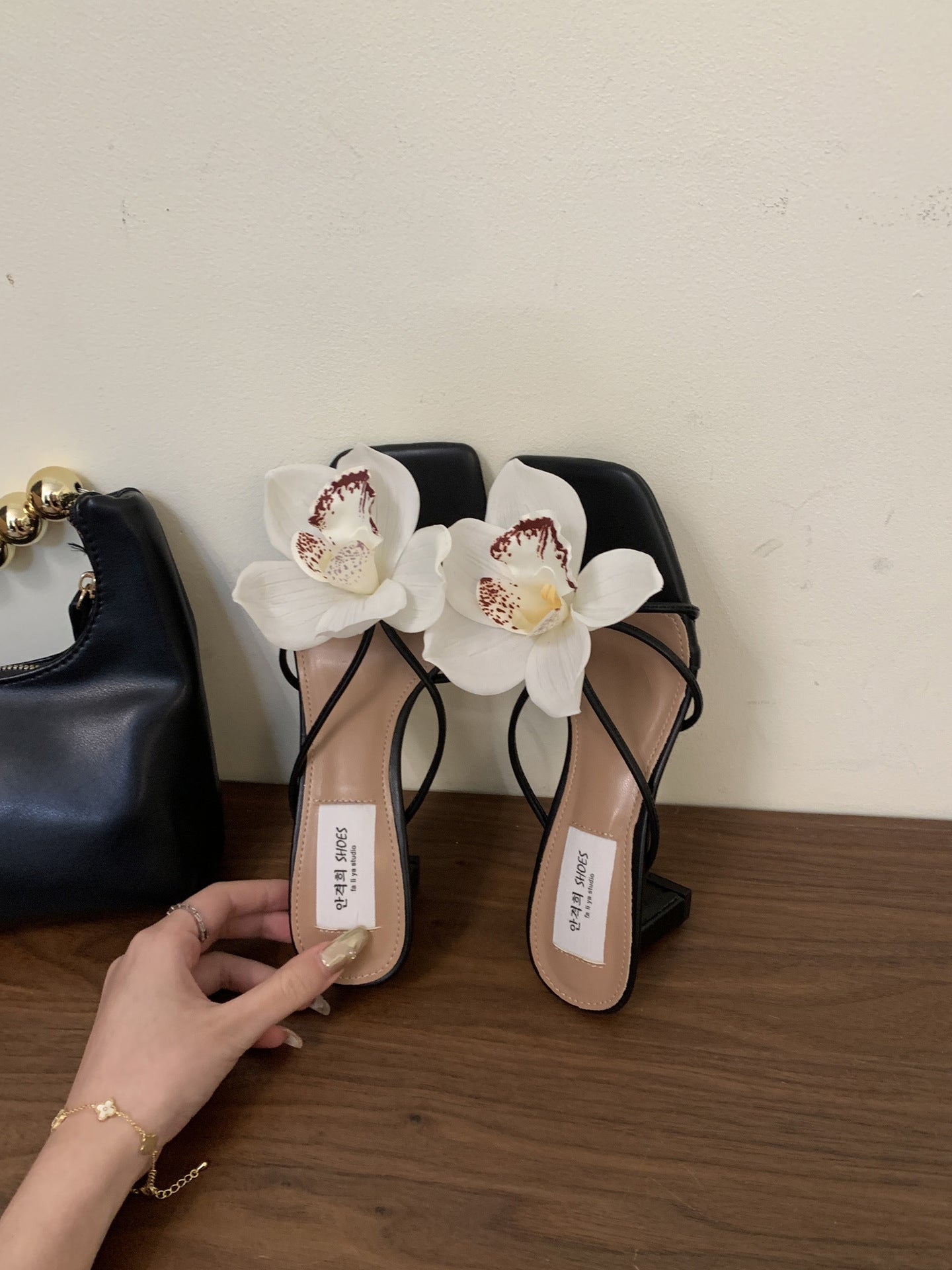 Julie – Sandales Romaines à Fleur Détachable