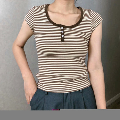 Danny – T-shirt Marron à Rayures Fines Trois Boutons