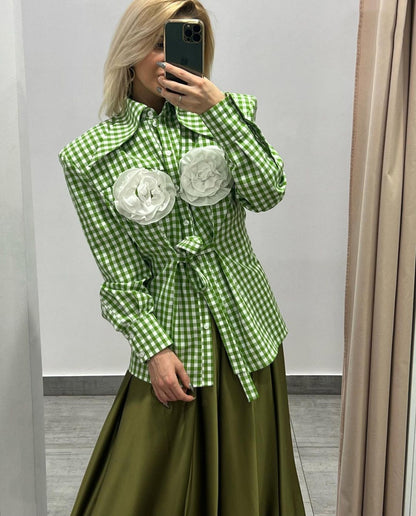 Wendy – Chemise à Épaulettes et Col à Pointe Large avec Fleur Décorative