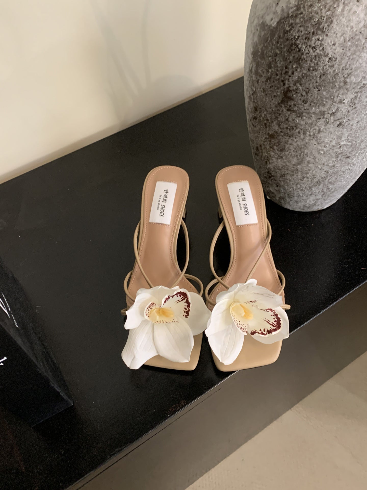 Julie – Sandales Romaines à Fleur Détachable