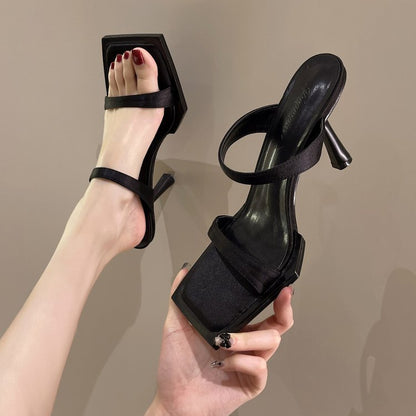 Nicola – Sandales à Talon Aiguille en Satin à Bout Carré
