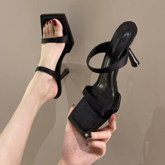 Nicola – Sandales à Talon Aiguille en Satin à Bout Carré