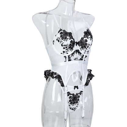 Rose – Lingerie avec Broderie Fleur et Ceinture Noire et Blanche