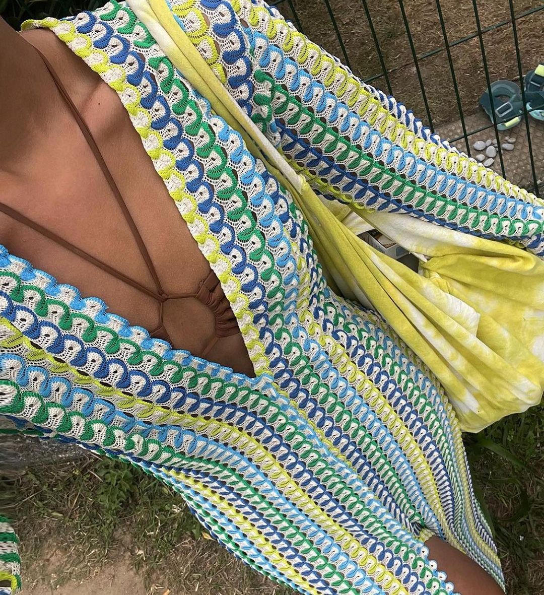 Tamara – Robe Longue en Dentelle avec Contraste de Couleurs